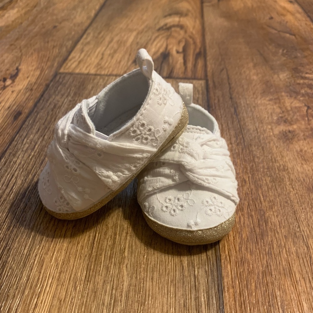 Car & Jack White Floral eyelet baby Shoes w/ Gold Accents - size: 0-3 months